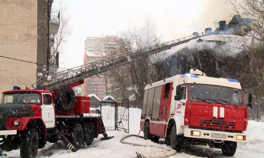 В центре Архангельска сегодня горели сразу два расселённых деревянных дома