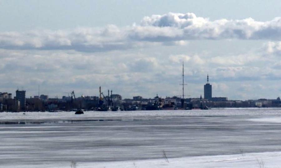 В Архангельском порту  начались работы по спуску льда на Северной Двине