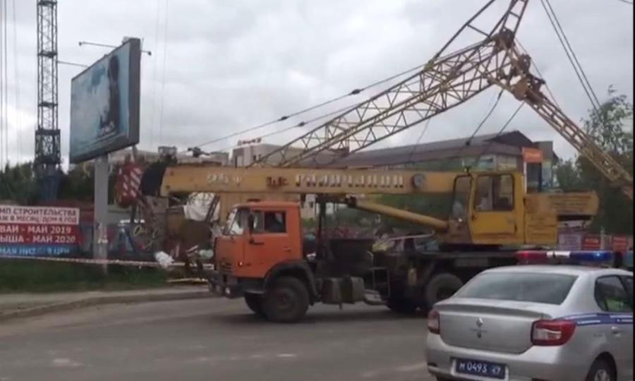Упавший строительный кран сегодня блокировал движение на ул. Никитова в Архангельске