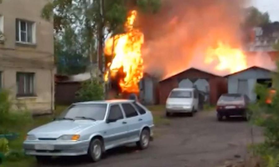 Два камаза и экскаватор сегодня повредил пожар в Архангельске