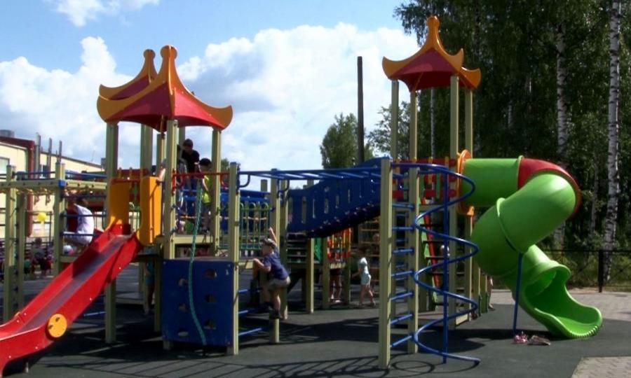 В Вельске торжественно открыли детскую спортивно-игровую площадку